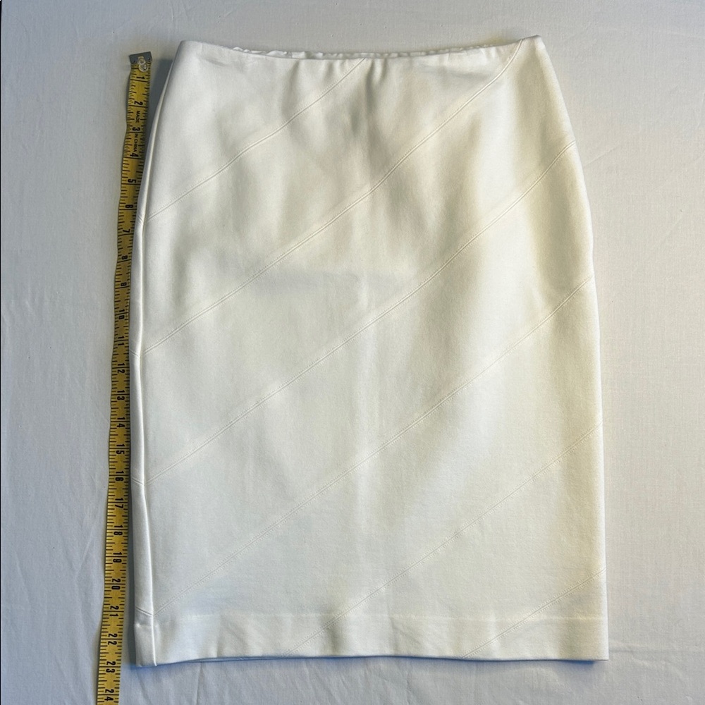 White House Black Market Elegant White Pencil Skirt size 4